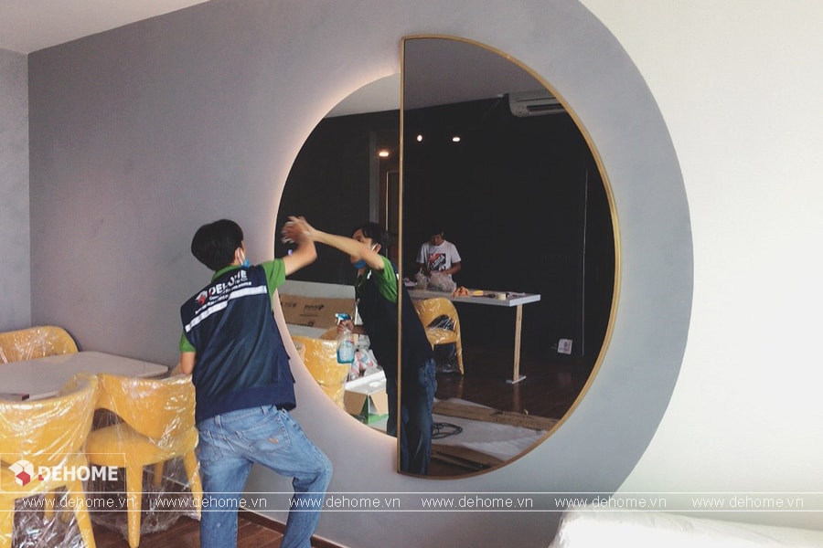 Gương khung mạ PVD của Dehome được lắp đặt tại phòng khách