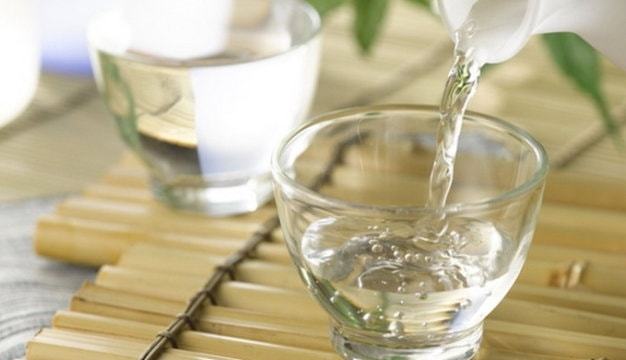 Vệ sinh gương phòng tắm bằng giấm trắng