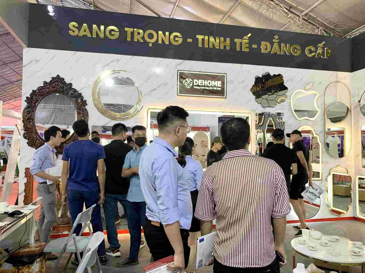 dehome tư vấn khách tại triển lãm