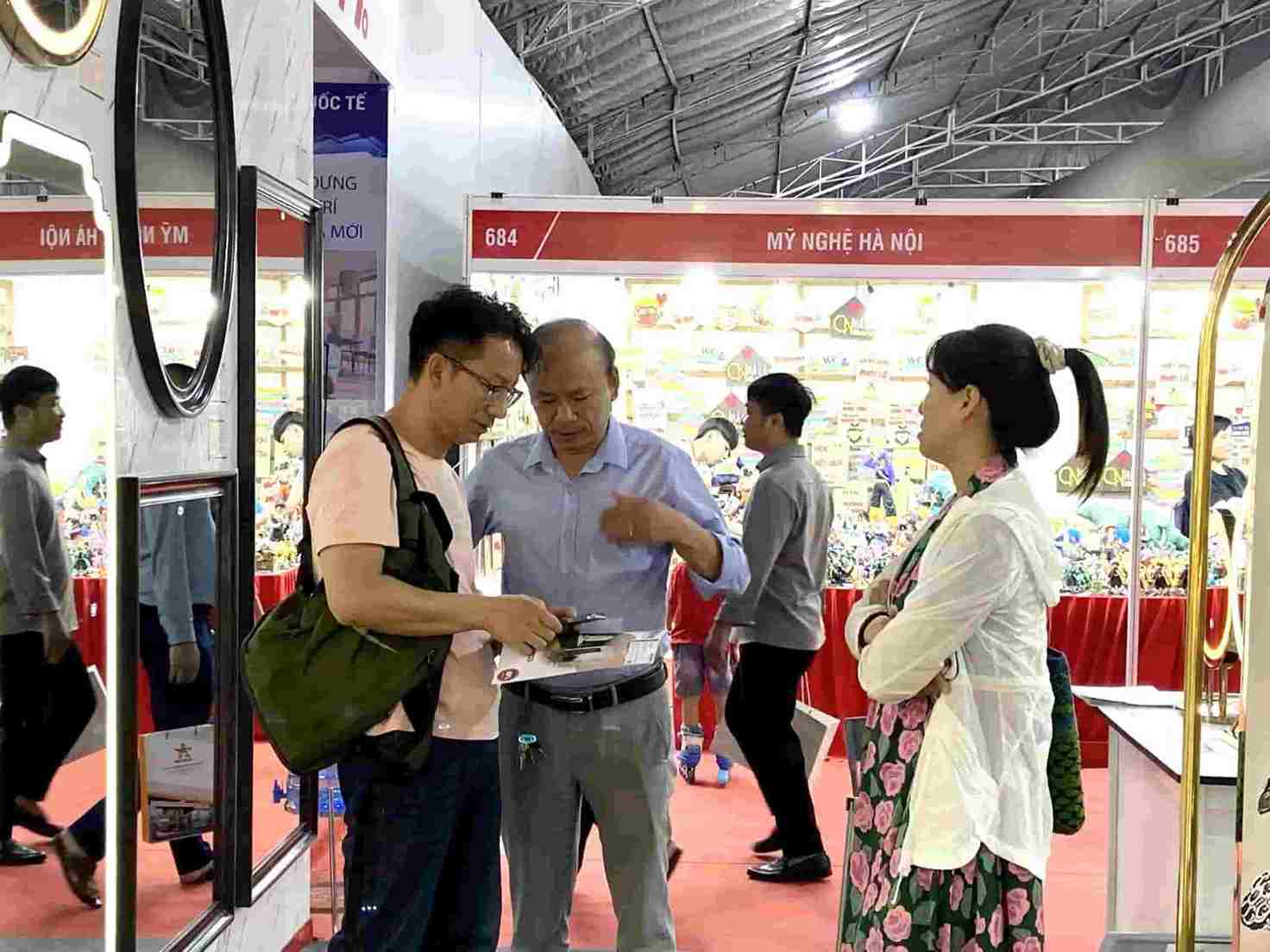 Khách hàng quốc tế tại gian hàng Dehome