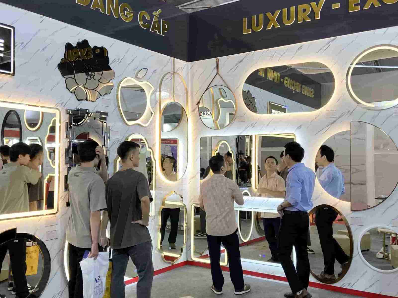 dehome tư vấn khách tại triển lãm