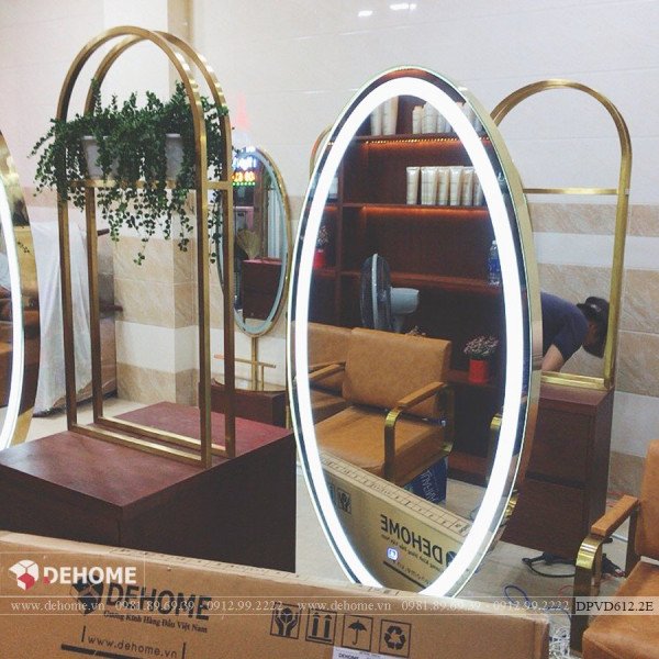 Gương khung mạ được lắp đặt tại của hàng quần áo