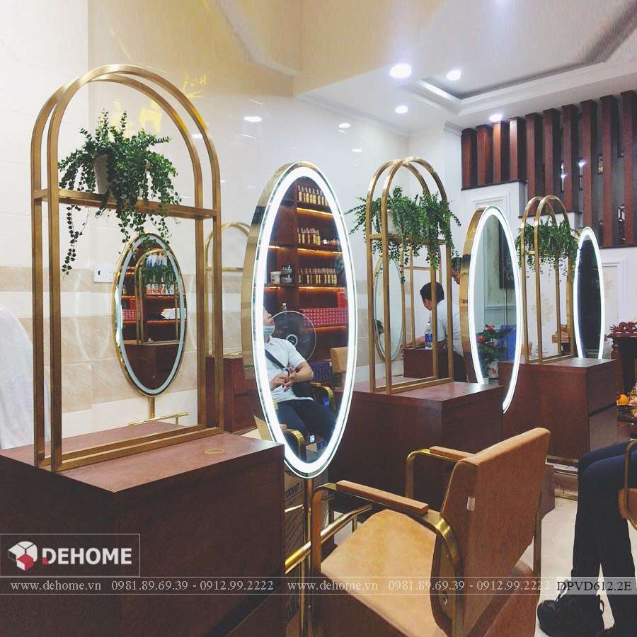 Gương với thiết kế hệ thống đèn LED tạo nên không gian lung linh