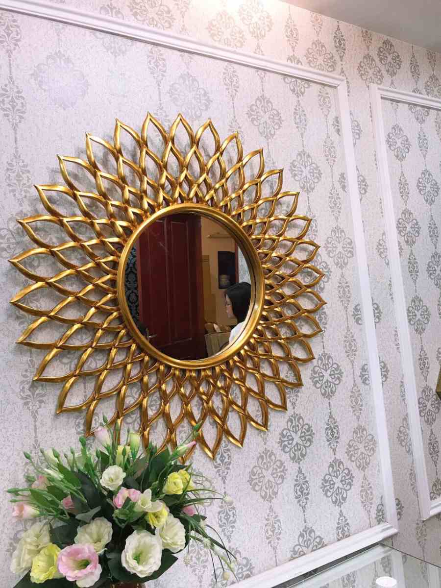 Gương treo phòng khách theo phong cách tân cổ điển