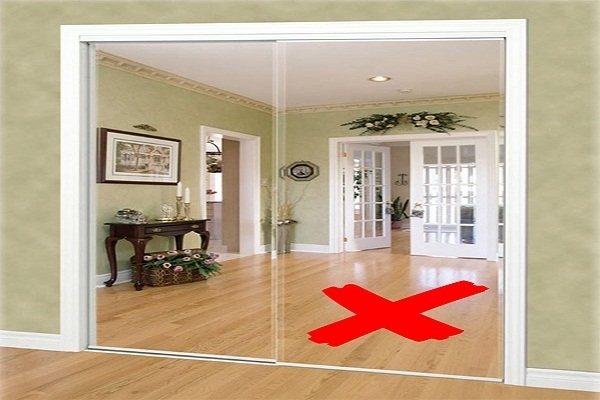 Tránh lắp gương phía đối diện cửa chính