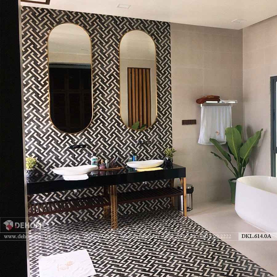 Khung gương inox giúp phòng tắm trở nên sáng bóng