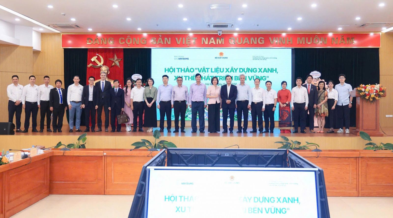 Các đại biểu chụp ảnh lưu niệm tại hội thảo